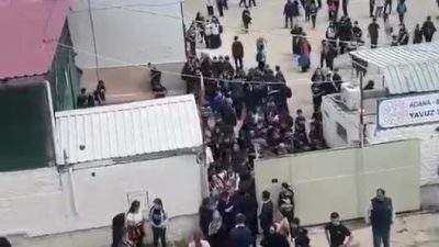 Adana’da bir ortaokulun çevresinde husumetlilerini korkutmak için tabanca ile havaya