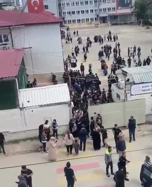 Adana’da bir ortaokulun çevresinde husumetlilerini korkutmak için tabanca ile havaya