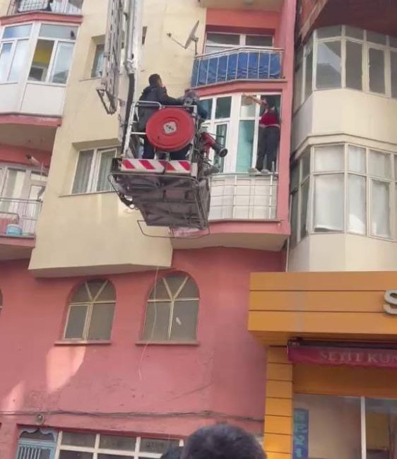 Sivas’ta alkolün etkisiyle bir binanın ikinci katına çıkan kadın, aşağı