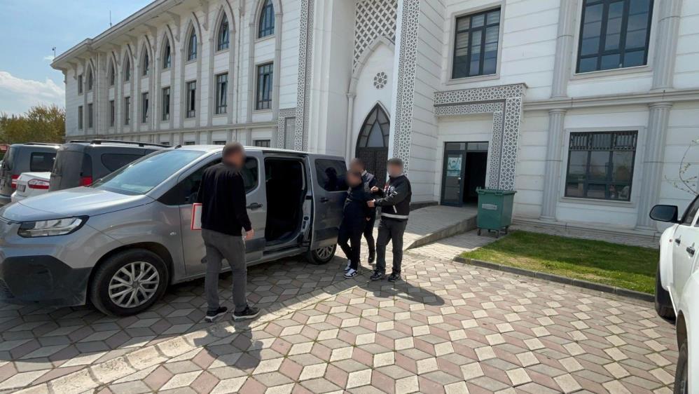 Kocaeli’nin Karamürsel ilçesinde bir iş yerini soyup kapıdaki pikabı çalarak