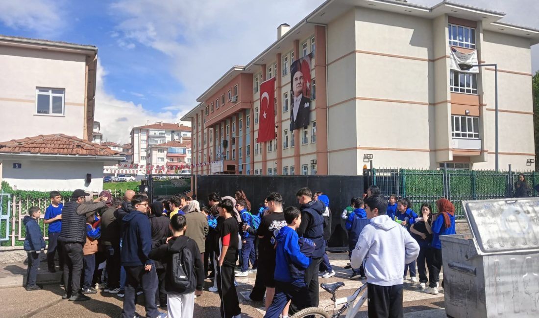 Ankara’nın Sincan ilçesinde bir ortaokul öğrencisinin okula ruhsatsız tabanca getirdiği