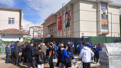 Ankara’nın Sincan ilçesinde bir ortaokul öğrencisinin okula ruhsatsız tabanca getirdiği