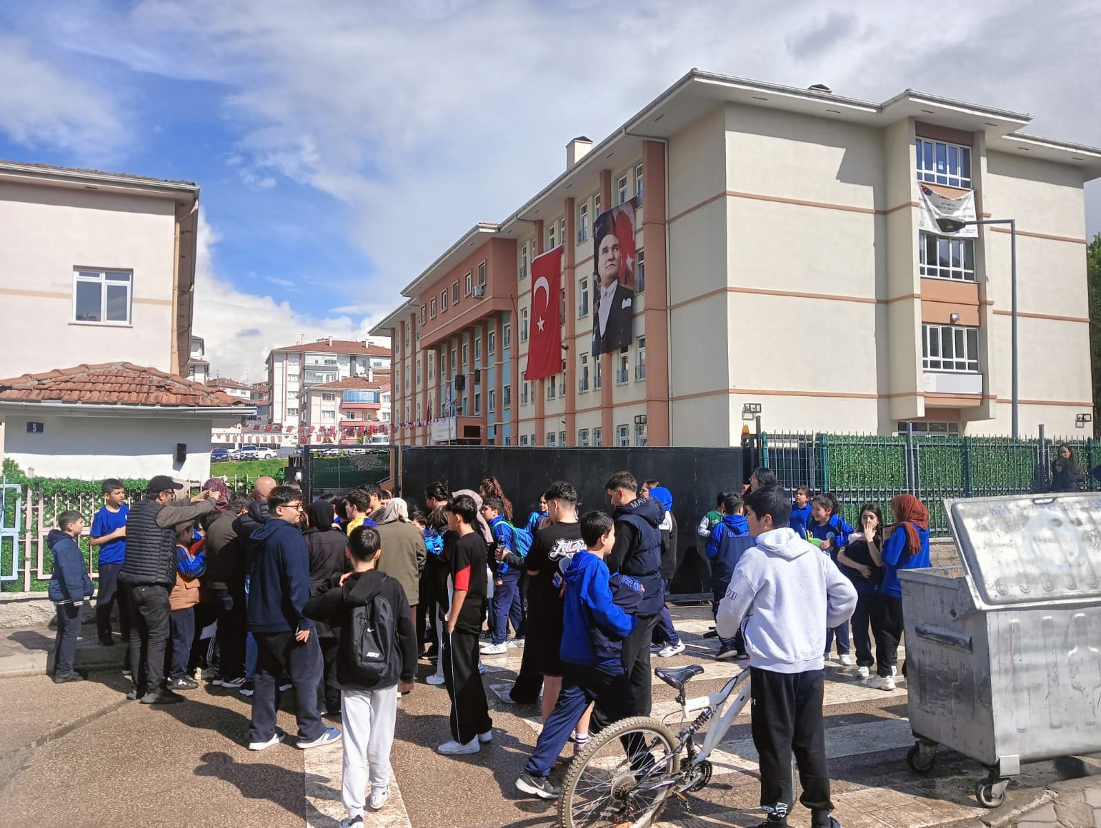 Ankara’nın Sincan ilçesinde bir ortaokul öğrencisinin okula ruhsatsız tabanca getirdiği