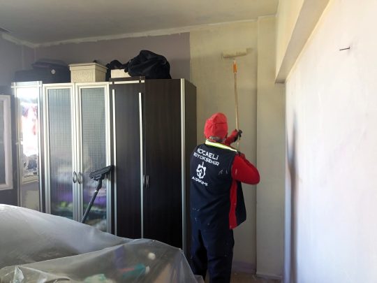 Kocaeli’de ihtiyaç sahibi vatandaşların evlerinde yürütülen çalışmalarda ekipler; tesisat, boya,