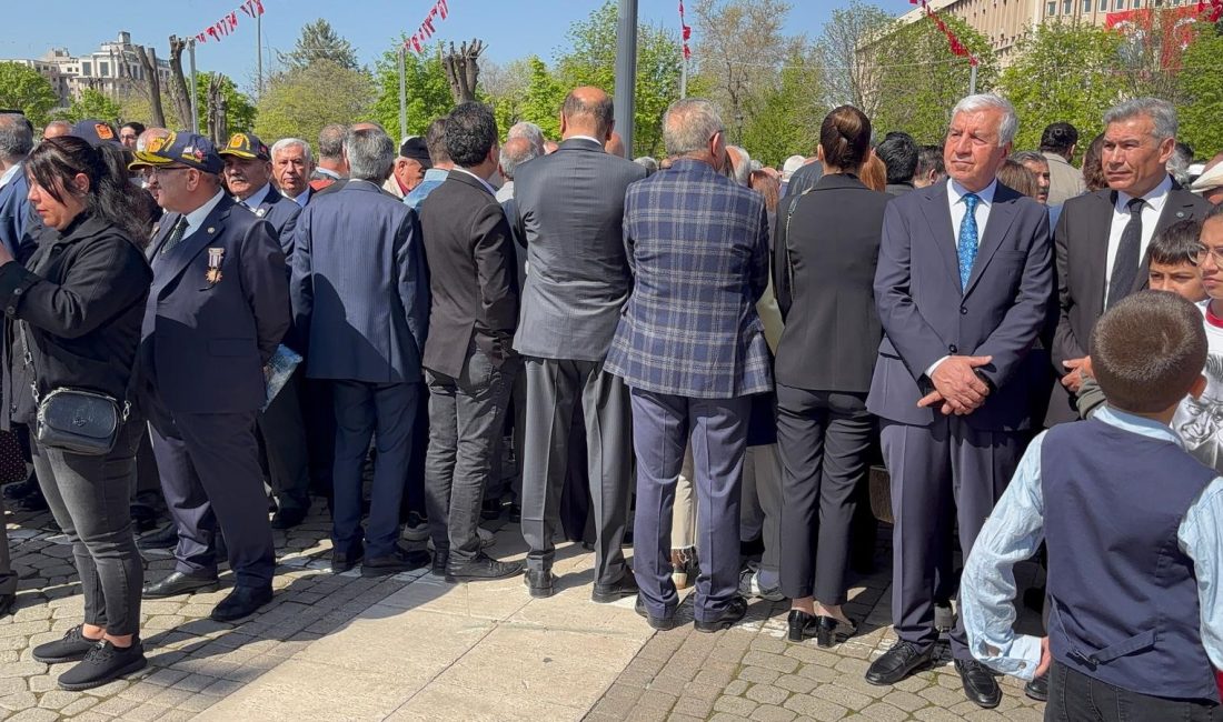 Gaziantep'teki 23 Nisan kutlamalarına CHP il yönetiminin gösteri yapan çocuk