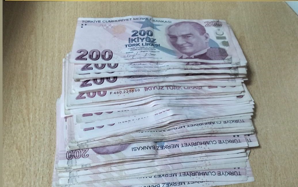 İzmit’te iki ayrı kuyumcuyu sahte altınla dolandıran şahıs, polis ekiplerinin