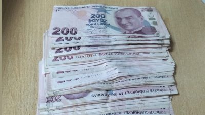 İzmit’te iki ayrı kuyumcuyu sahte altınla dolandıran şahıs, polis ekiplerinin