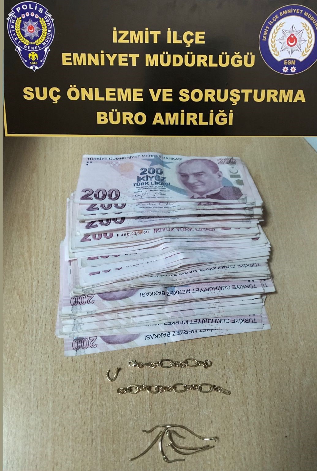 İzmit’te iki ayrı kuyumcuyu sahte altınla dolandıran şahıs, polis ekiplerinin