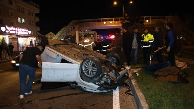 Nevşehir’de yolun ortasındaki köpeğe çarpmamak için ani manevra yapan otomobil,