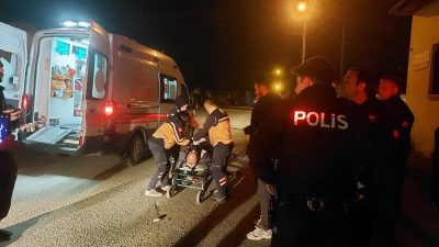 Sakarya'nın Akyazı ilçesinde gece saatlerinde çıkan kavgada göğsünden bıçaklanarak ağır