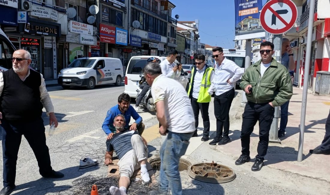 Sakarya'nın Akyazı ilçesinde cadde üzerinde çalışma yaptığı esnada servis aracının