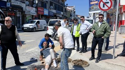 Sakarya'nın Akyazı ilçesinde cadde üzerinde çalışma yaptığı esnada servis aracının