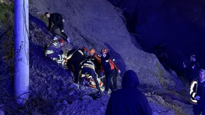 Düzce’de arkadaşını kurtarmak için uçuruma inen iki kişi, bölgede mahsur