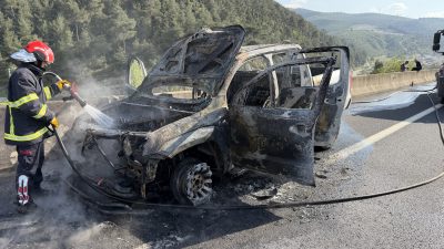 Osmaniye’nin Bahçe ilçesinde seyir halindeyken motor kısmından alev yükselen pikap,