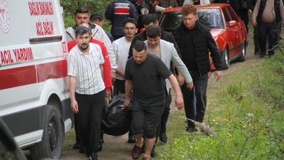 Samsun’un Çarşamba ilçesinde bulunan Kabaceviz Şelalesi’ne pikniğe giden iki kardeşin