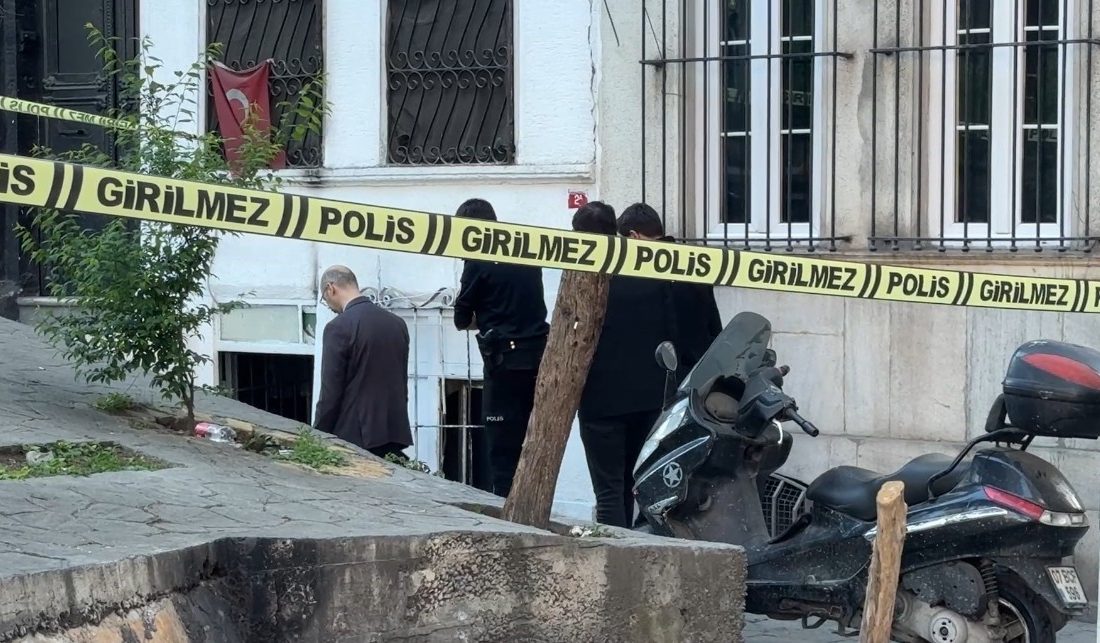 İstanbul Beyoğlu’nda bir binanın giriş katında kimliği henüz belirlenemeyen bir