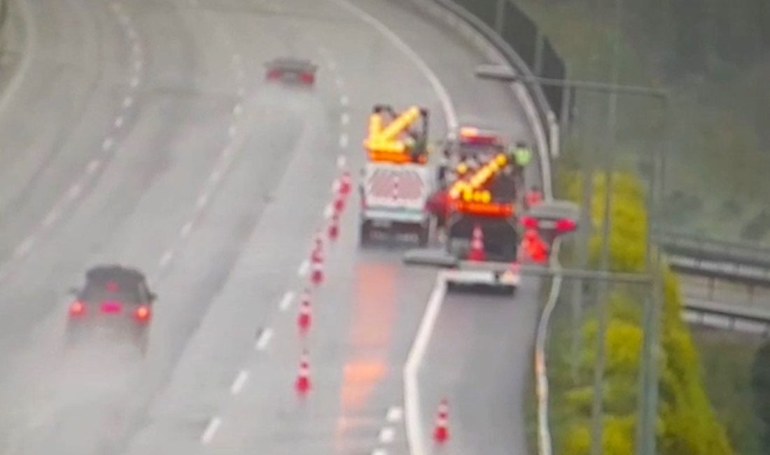 Kuzey Marmara Otoyolu'nun Sakarya geçişinde kontrolden çıkan otomobil, yolda meydana