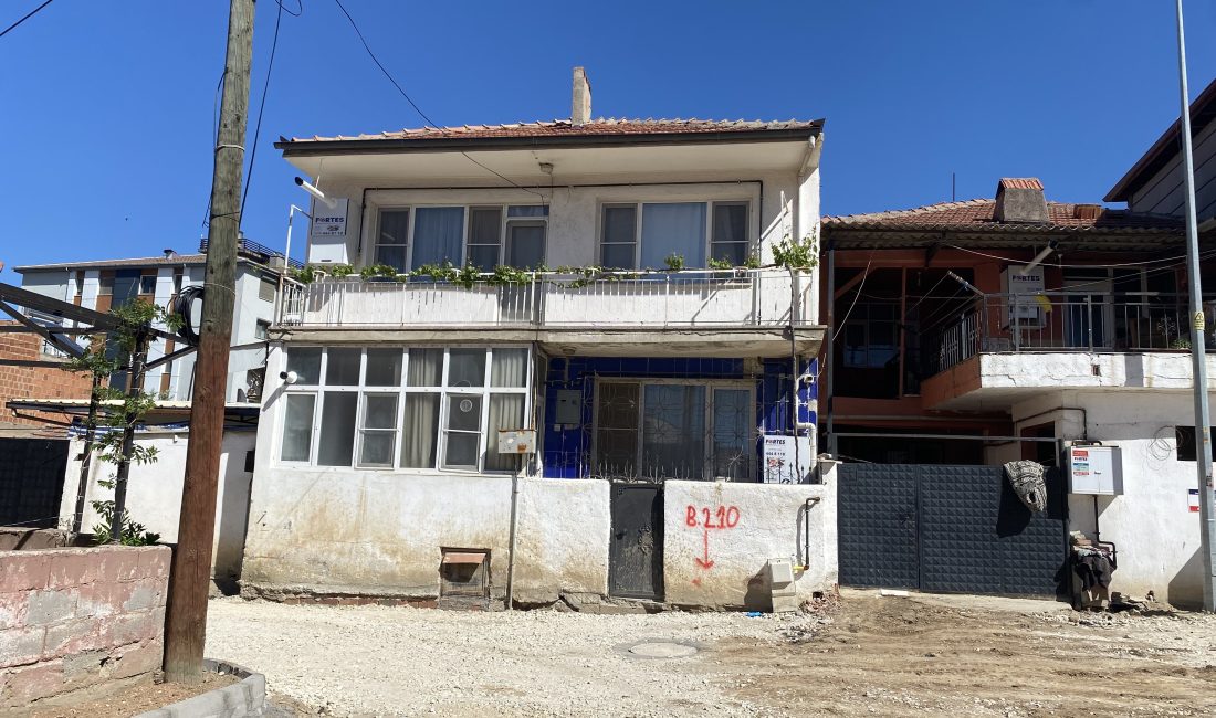 Manisa’nın Alaşehir ilçesinde 80 yaşındaki baba, namaz kılmak için kurduğu