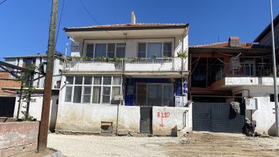 Manisa’nın Alaşehir ilçesinde 80 yaşındaki baba, namaz kılmak için kurduğu