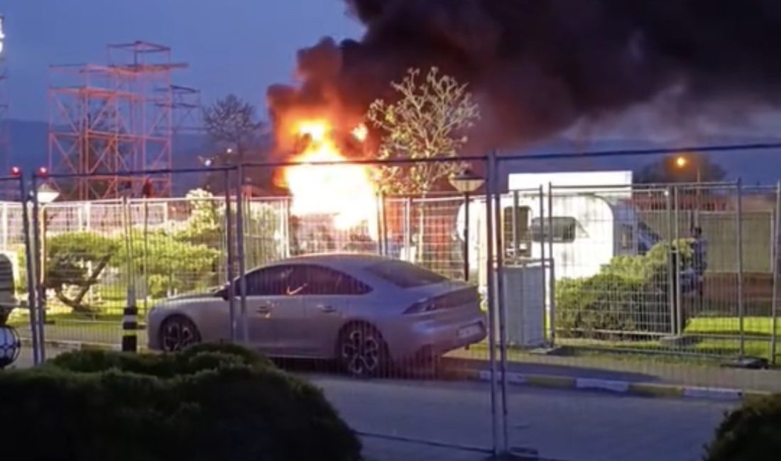 İzmit Sanayi Mahallesi’nde bir otelin önünde park halinde bulunan karavanda