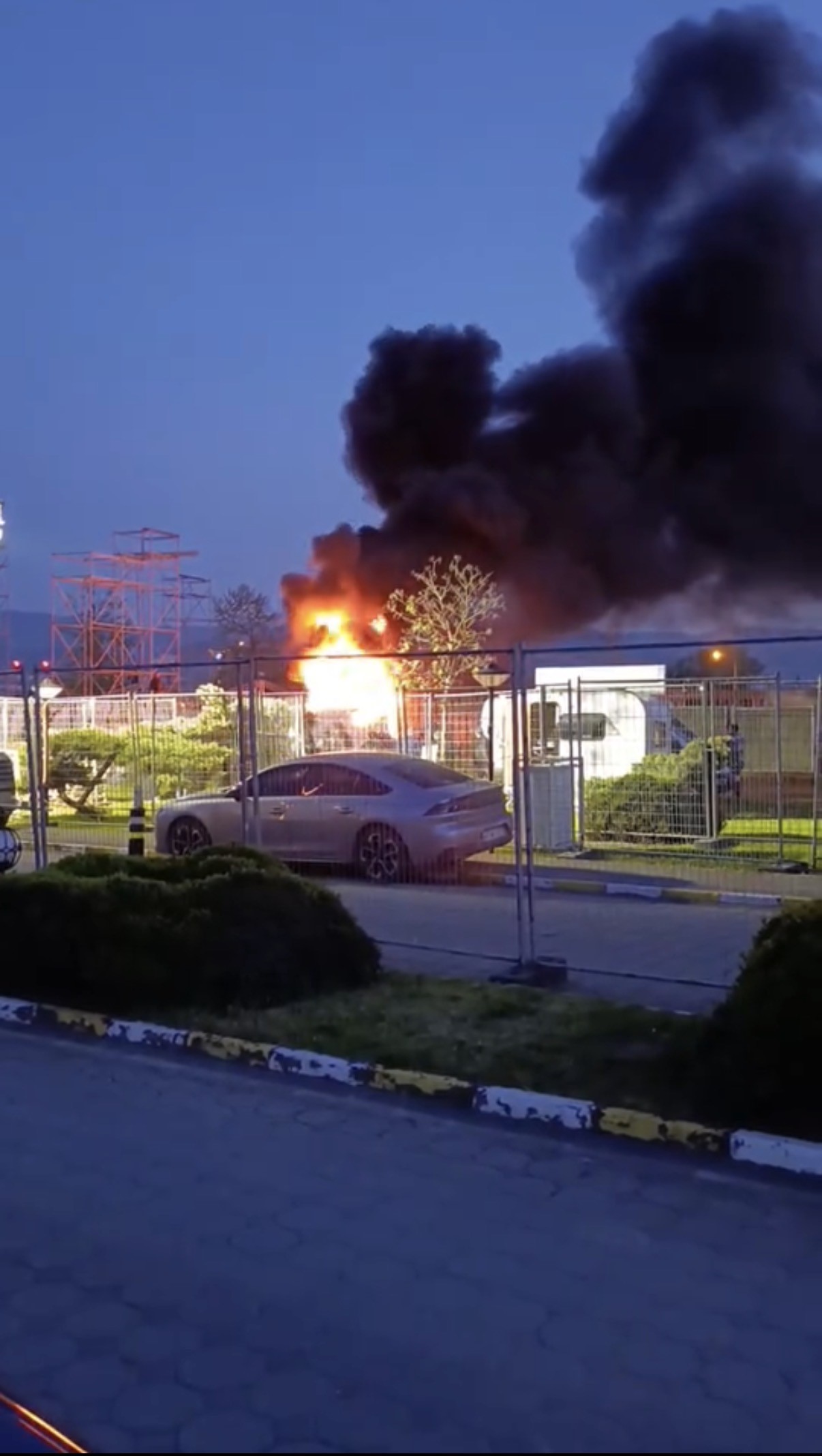 İzmit Sanayi Mahallesi’nde bir otelin önünde park halinde bulunan karavanda