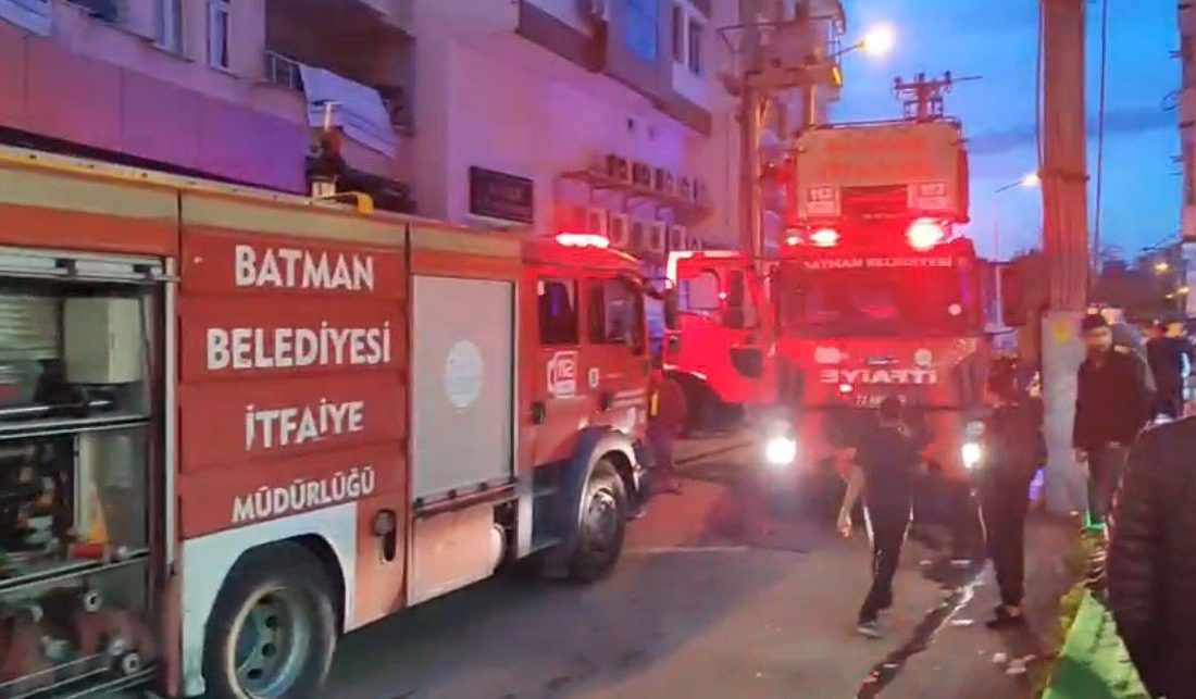 Batman’da bir apartman dairesinin balkonundan dumanlar yükseldiğini gören mahalle sakinlerinin