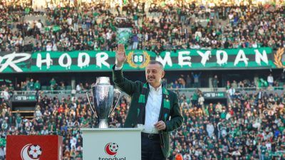 Kocaeli Büyükşehir Belediye Başkanı Tahir Büyükakın, Kocaelispor’un kuruluş yıldönümü dolayısıyla