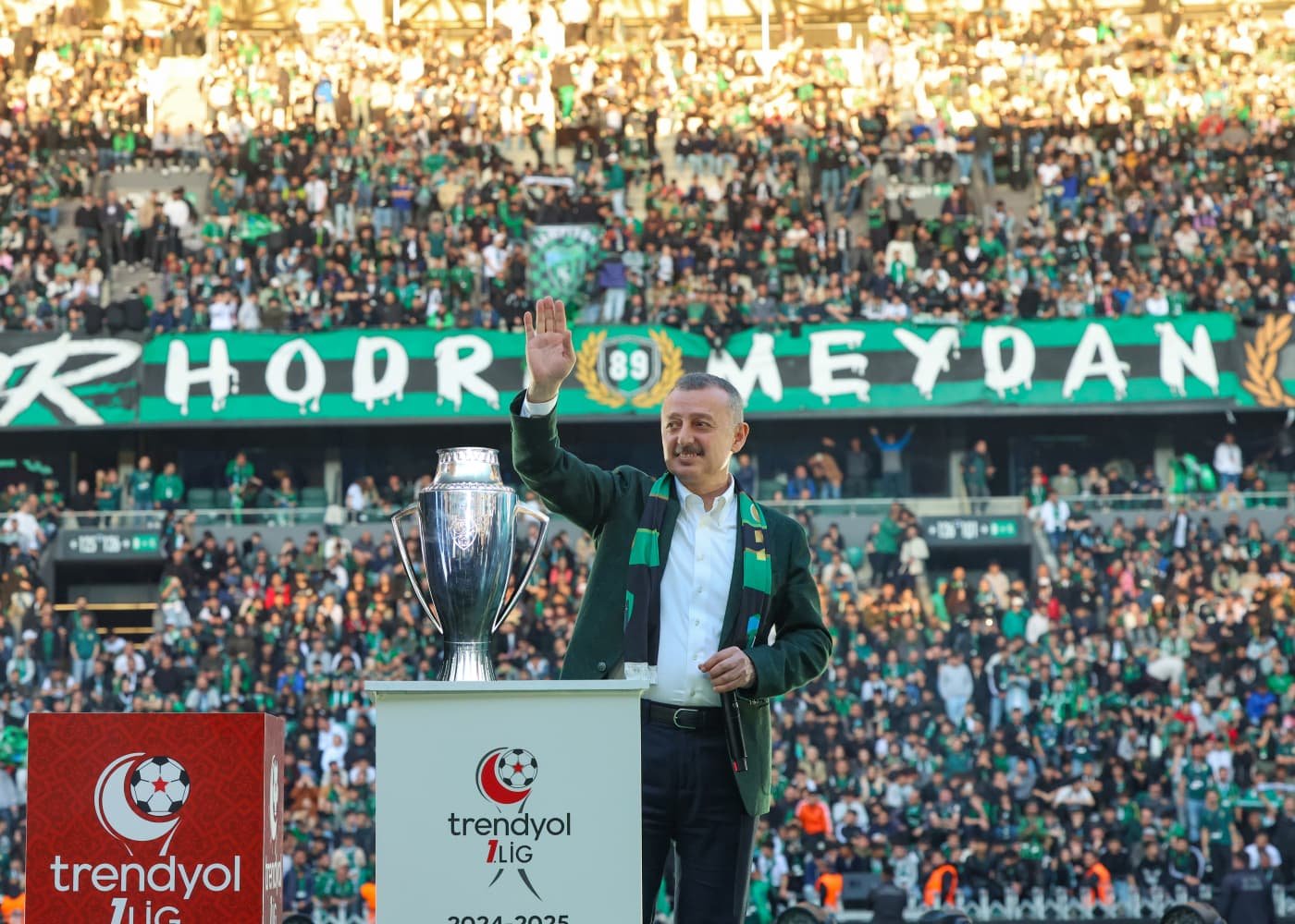 Kocaeli Büyükşehir Belediye Başkanı Tahir Büyükakın, Kocaelispor’un kuruluş yıldönümü dolayısıyla