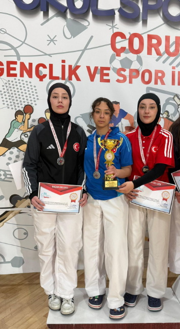 Çorum’da düzenlenen Okullar Arası Gençler Türkiye Karate Şampiyonası’nda Kocaeli’yi temsil
