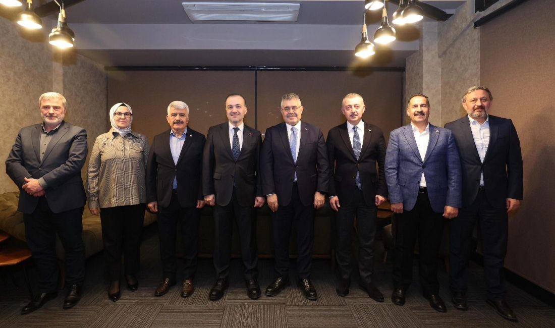 AK Parti Kocaeli İl Başkanı Şahin Talus, milletvekilleri ve Büyükşehir