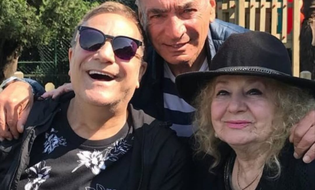 Ünlü şovmen Mehmet Ali Erbil, annesinin vefat haberini sosyal medya
