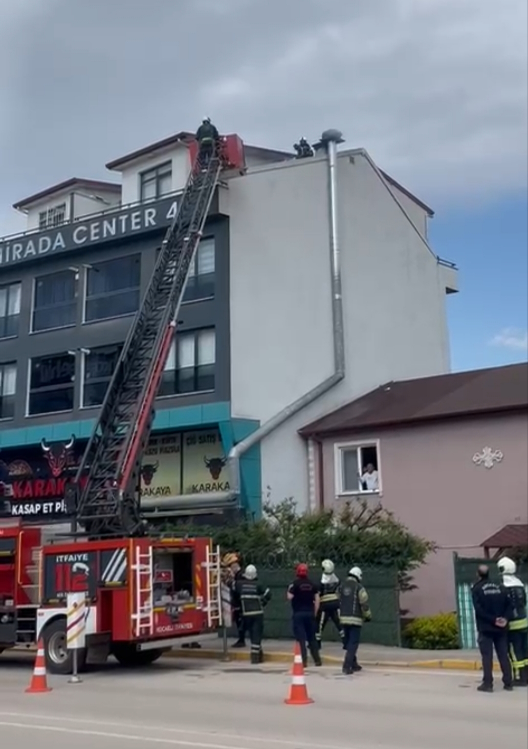 Kocaeli’nin Kartepe ilçesi Fatih Sultan Mehmet Mahallesi’nde bulunan bir binanın