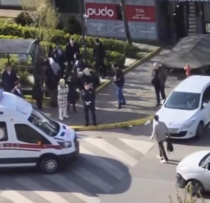 Kocaeli’nin Körfez ilçesinde bir okul önünde öğrenciler arasında çıkan tartışma