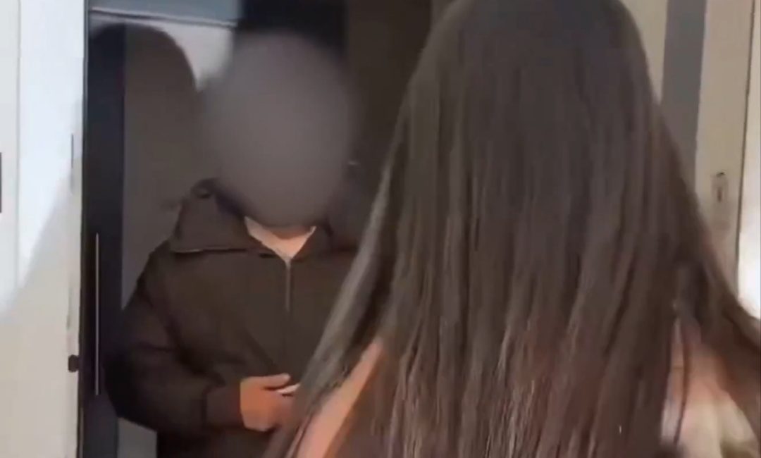 İnternet üzerinden verilen bir siparişi teslim etmek üzere adrese gelen