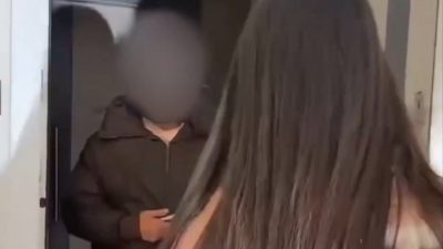 İnternet üzerinden verilen bir siparişi teslim etmek üzere adrese gelen