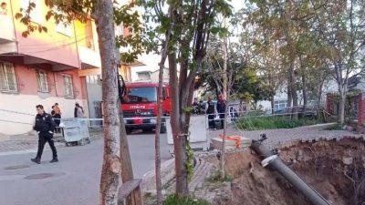 Kocaeli’nin Çayırova ilçesinde bir okulun bitişiğinde bulunan istinat duvarı, toprak