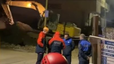 Kocaeli’nin Çayırova ilçesinde devam eden bir inşaat çalışması, bitişikteki binayı