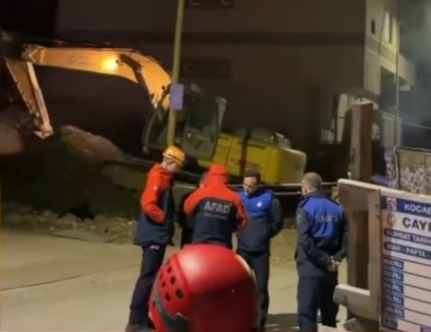 Kocaeli’nin Çayırova ilçesinde devam eden bir inşaat çalışması, bitişikteki binayı