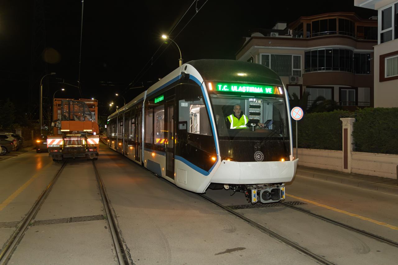 Kocaeli Büyükşehir Belediyesi, raylı sistem ağını her geçen gün güçlendirmeye
