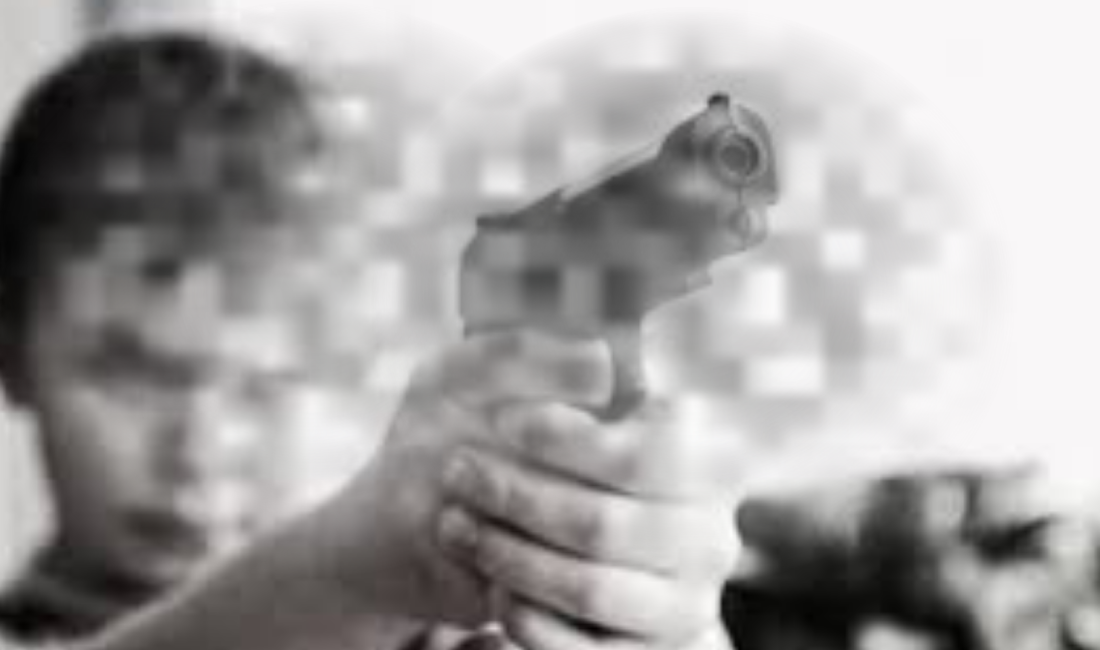 Kocaeli’nin Kandıra ilçesinde, sosyal medya üzerinden ellerinde silahlarla paylaştıkları video