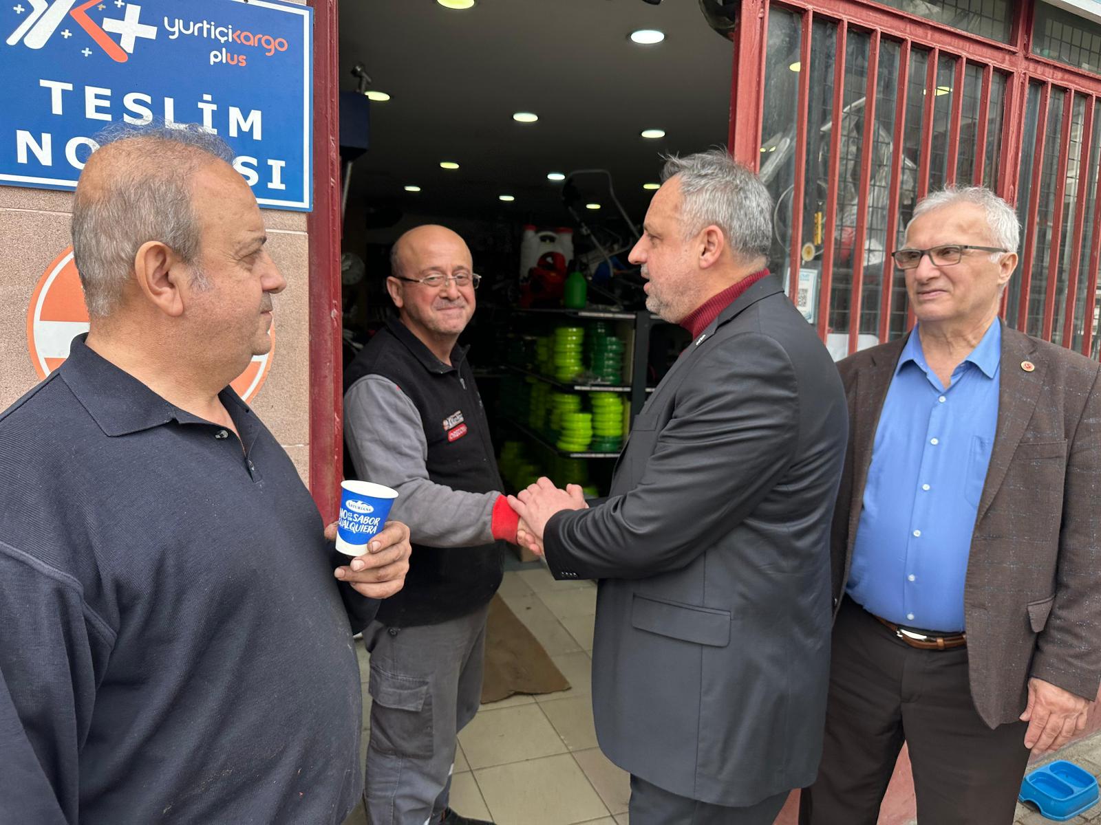 AK Parti İzmit İlçe Başkanı Halil Güngör Dokuzlar, ilçe yöneticileri