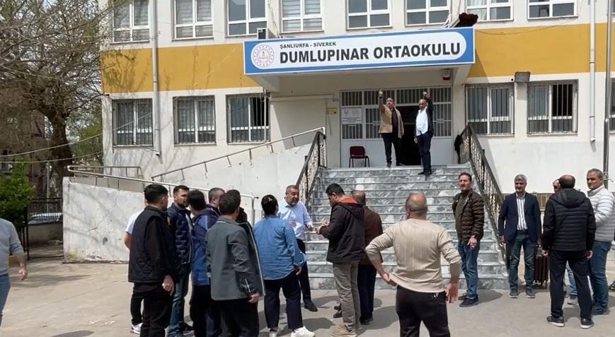 Şanlıurfa Siverek’te Dumlupınar Ortaokulu’nda bir şahıs öğretmene bıçakla saldırı girişiminde