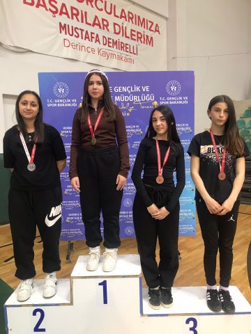 21 Nisan 2026 tarihinde Derince Kapalı Spor Salonu’nda düzenlenen Okullar