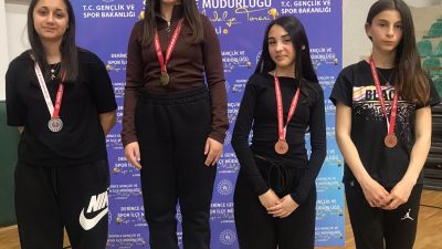 21 Nisan 2026 tarihinde Derince Kapalı Spor Salonu’nda düzenlenen Okullar