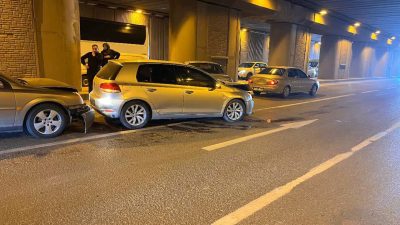 Kocaeli’de akşam saatlerinde meydana gelen zincirleme trafik kazası, sürücülere korku