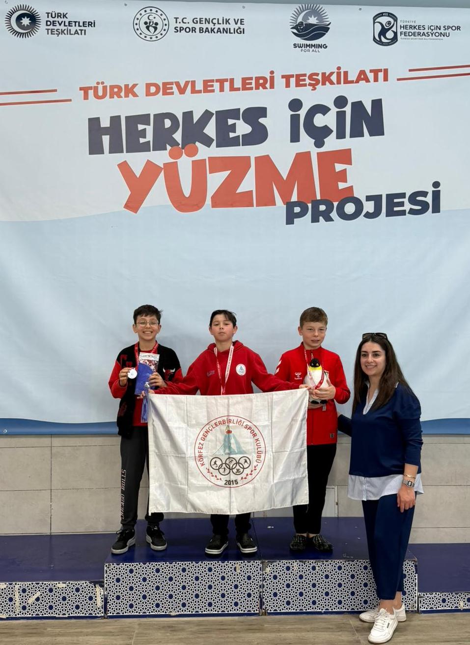 Körfez Gençlerbirliği Spor Kulübü’nün başarılı yüzücüleri Zehra Temel ve Poyraz