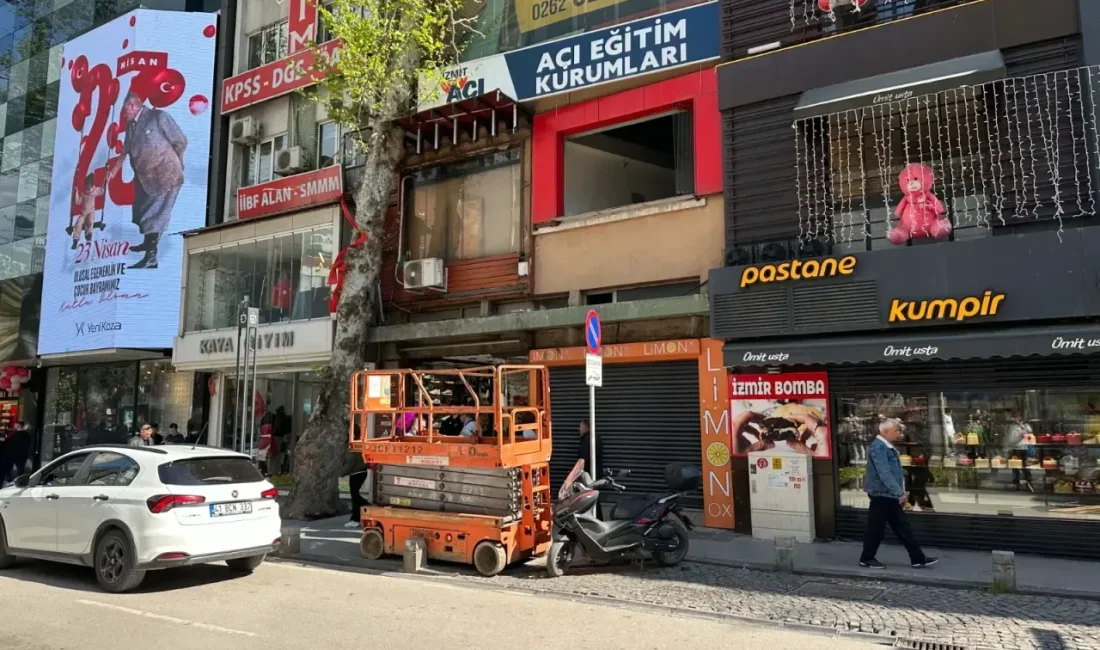 İzmit Cumhuriyet Caddesi’nde yaklaşık bir yıl önce Gelecek Partisi Lideri