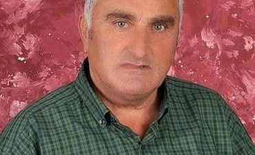 Karasu ilçesinde bahçesindeki otları biçmek için direksiyon başına geçen 3