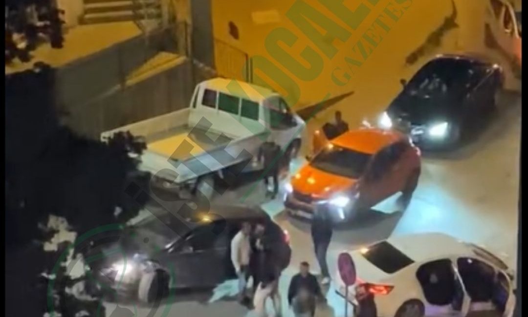 İzmit Yenidoğan Mahallesi girişinde meydana gelen trafik kazasında iki otomobil