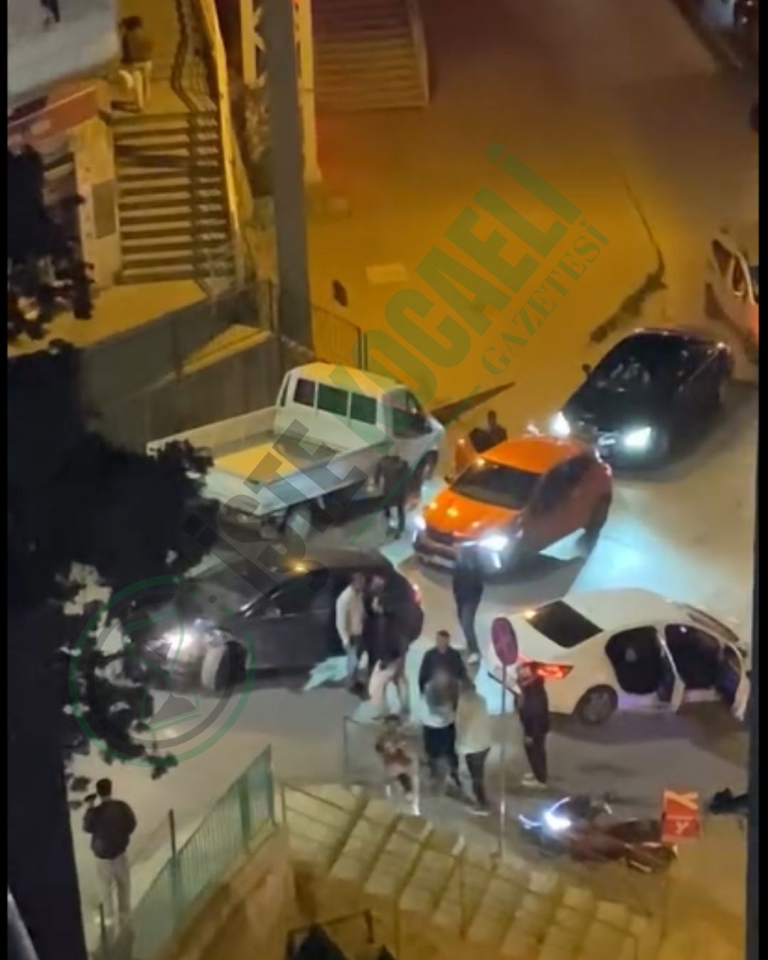 İzmit Yenidoğan Mahallesi girişinde meydana gelen trafik kazasında iki otomobil